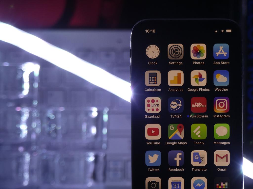 Oto jak Apple opisuje problemy, które mogą obserwować użytkownicy wyświetlacza w iphone X (firma wspomina też o możliwym wypalaniu się wyświetlacza): If you look at an OLED display off-angle, you
