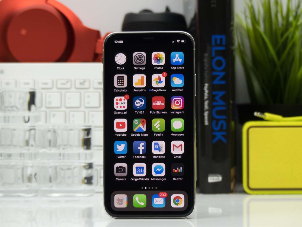 System ocena 6 Jeśli chodzi o system to iphone X w stosunku do poprzednich edycji różni się głównie dwoma elementami obsługą Face ID oraz gestami.