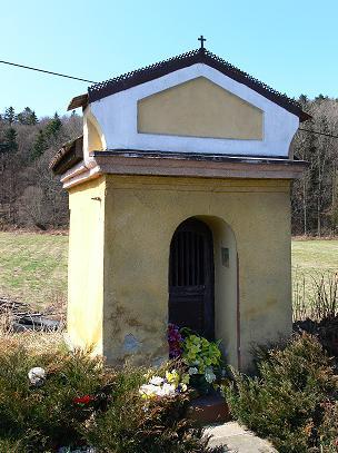 Jaroszowice, kapliczka usytuowana przy drodze