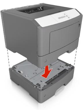 7. Wyrównaj drukarkę z zasobnikiem i wolno opuść drukarkę na miejsce. Uwaga: Zasobniki opcjonalne tworzące stos są ze sobą blokowane. 8.