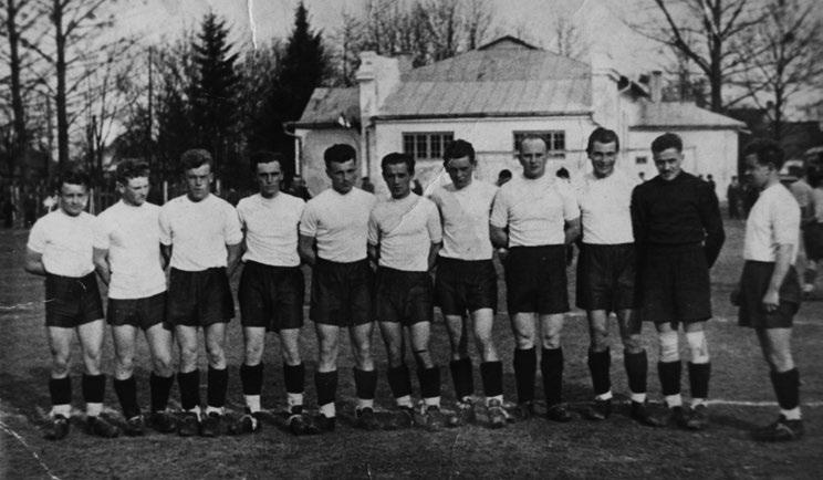 Rocznik Tomaszowski 1(2) Sportowy Tomaszów we wspomnieniach... Drużyna Tomasovii w rozgrywkach piłkarskich o mistrzostwo klasy B w 1956 r. Boisko sportowe przy ulicy Żwirki i Wigury. W tle Sokolnia.