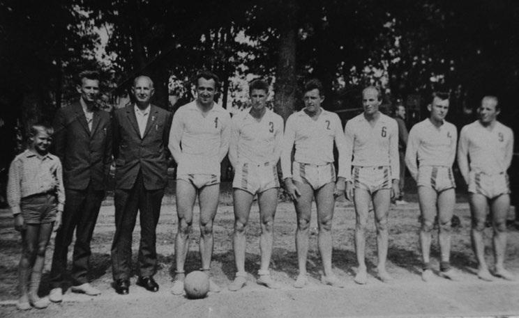 Waldemar Wojciech Bednarski Rocznik Tomaszowski 1(2) Finały Mistrzostw Polski LZS w Wolsztynie k. Poznania 28 30.08.1964 r. III miejsce drużyny piłki siatkowej Tomasovii.