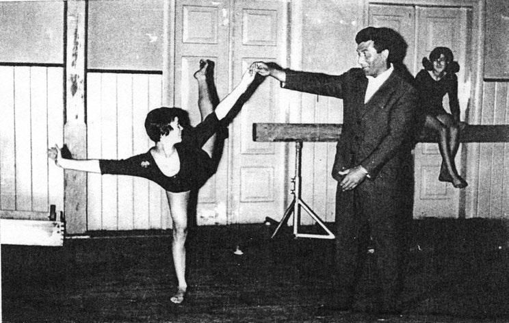 Rocznik Tomaszowski 1(2) Sportowy Tomaszów we wspomnieniach... Trener W. W. Bednarski z najlepszą gimnastyczką Danutą Czyszakiewicz w sali Sokoła (1964).