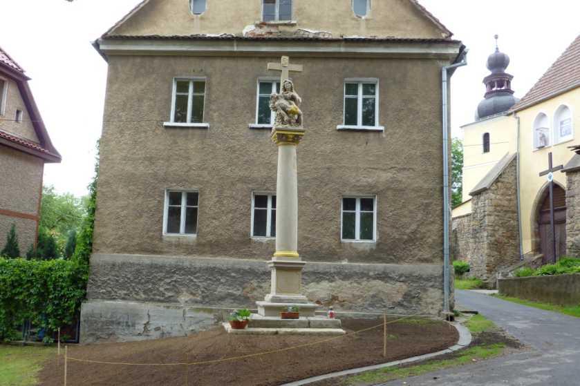Centrum wioski Dorfmitte 1. Kolumna Maryjna przy szkole parafialnej, wykonana w roku 1725, ukoronowana barokową Pietą odzwierciedla cierpienie Marii.