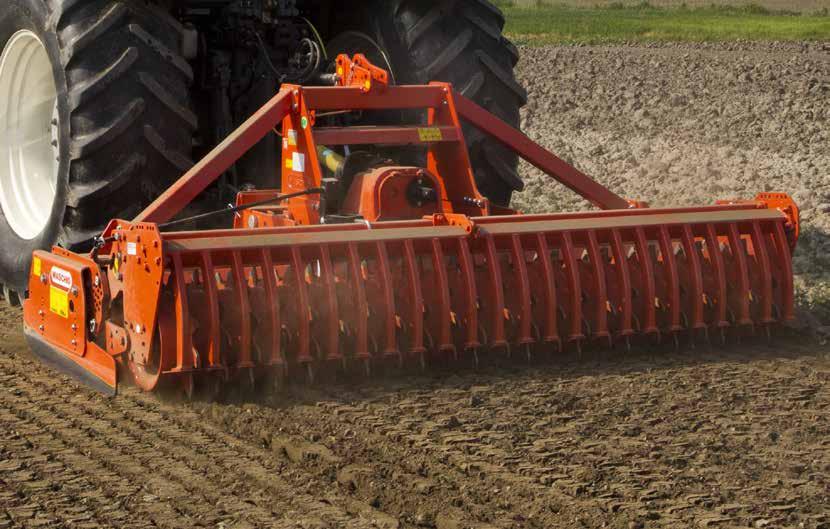 SPECYFIKACJE TECHNICZNE DOMINATOR DOMINATOR RAPIDO Szerokość robocza cm 300 350 400 300 350 400 Masa kg 1234 1371 1500 1324 1469 1605 Kategoria przyłączenia do trzypunktowego układu zawieszenia II II