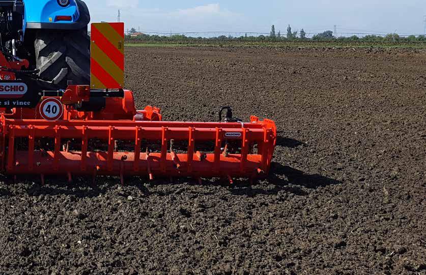 SPECYFIKACJE TECHNICZNE GABBIANO HD Szerokość robocza cm 400 460 500 600 Masa kg 2120 2265 2390 2610 Kategoria przyłączenia do trzypunktowego układu zawieszenia Moc ciągnika KM 120-260 Wał Kardana z