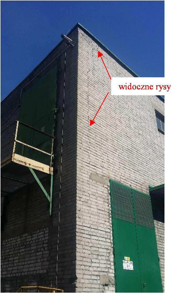 Zachodni narożnik budynku widoczne spękania