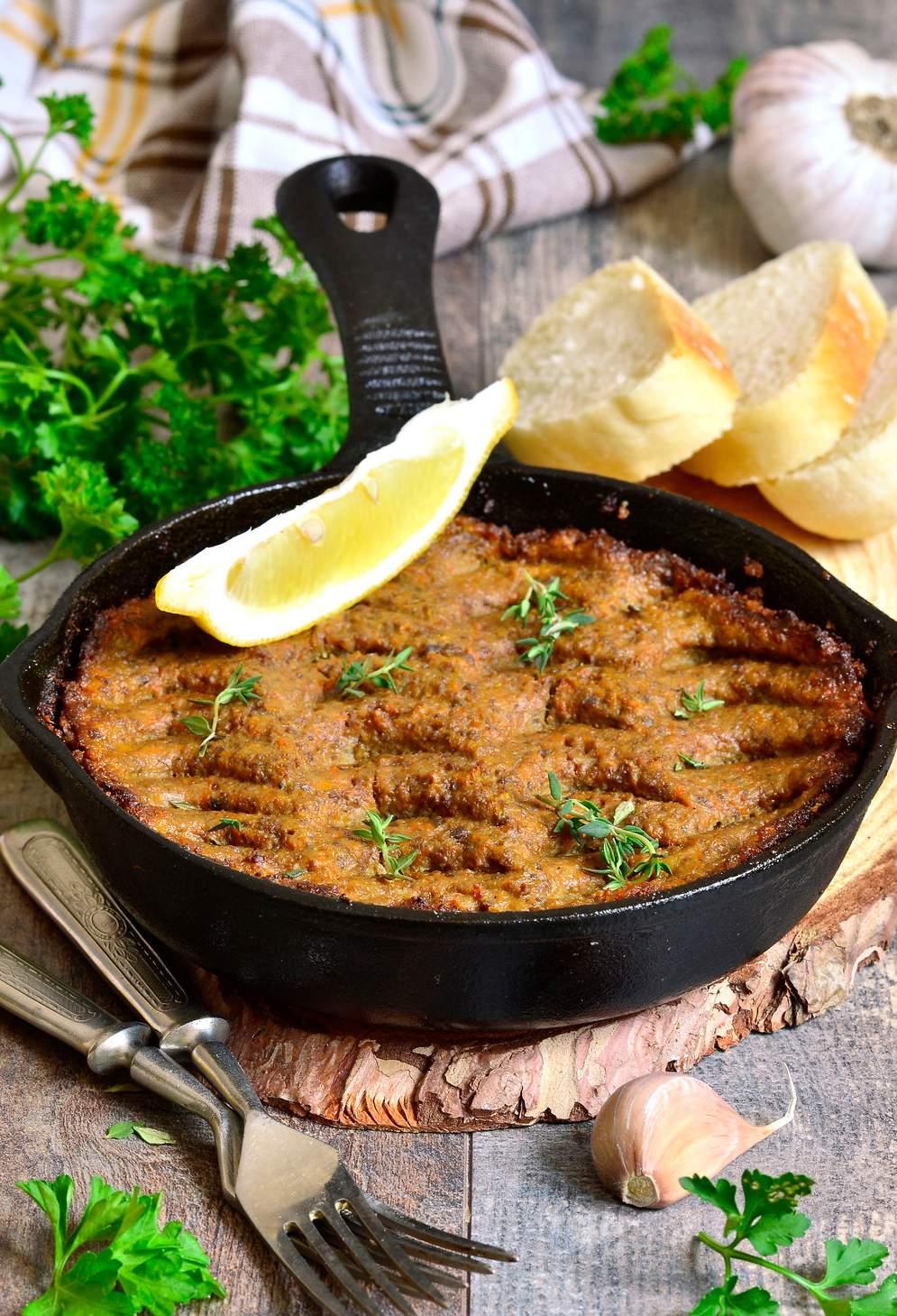 Pasztet z orzechami LEKKO CHRUPIĄCY Przygotuj: 350 g łopatki wieprzowej 250 g mięsa z indyka 250 g podgardla 200 g chudego boczku 100 g wątróbki drobiowej 1 marchewka 1 pietruszka Połówka selera 2