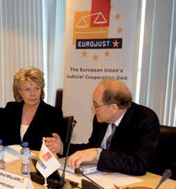 Informacje ogólne 11 1 Informacje ogólne Sprawy kierowane do Eurojustu Wizyta Pani Viviane Reding Liczba nowych spraw skierowanych do Eurojustu przez Państwa Członkowskie w roku 2010 wyniosła 1424,