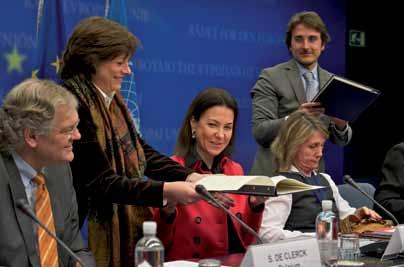 12 Podpisanie Porozumienia o Współpracy z UNODC ści, praw podstawowych i obywatelstwa, pani Viviane Reding, odwiedziła w czerwcu Eurojust w celu omówienia pracy agencji oraz planów jej rozwoju.