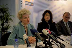 48 Konferencja prasowa na temat ogólnoświatowej siatki pedofilskiej Od roku 2008 Eurojust wspiera, za pośrednictwem Prokuratora Łącznikowego z Norwegii, dochodzenie w sprawie seksualnego