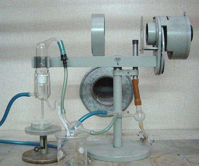 Interferencje fizyczne - spowodowane są procesami zachodzącymi przy wprowadzaniu próbki do atomizera - o ich poziomie decydują m.in.