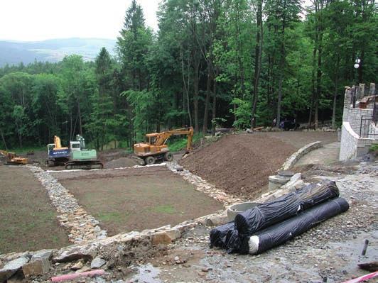 komory pustej, systemu odwodnienia podziemnego i dwóch ujęć wody źródlanej poniżej kaplicy. Grotę posadowiono na fundamencie zbudowanym z mikropali odwierconych do głębokości 10 12 m.