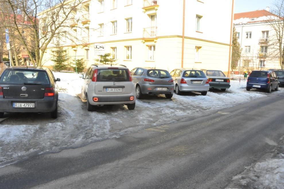 Inwestycje w infrastrukturę Drogi wewnętrzne: 1 771 000 zł Utwardzenie placu przy szkole 11 z wykonaniem zjazdu do ul. Kraszewskiego (396 tys. zł) Budowa parkingu przy ul. Benedyktyńskiej (410 tys.