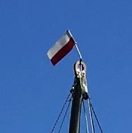 - Sprawdź, że hals-lina obłożona jest obłożona tylko na jednej knadze, w tylnym kokpicie i że knaga w przednim