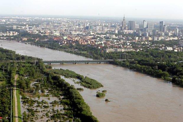 Przechodząc do rozwiązań inżynierskich, inne ustala się warunki i poziom bezpieczeństwa przy formułowaniu złożeń projektowych związanych z określaniem geometrii obiektów zabudowy hydrotechnicznej
