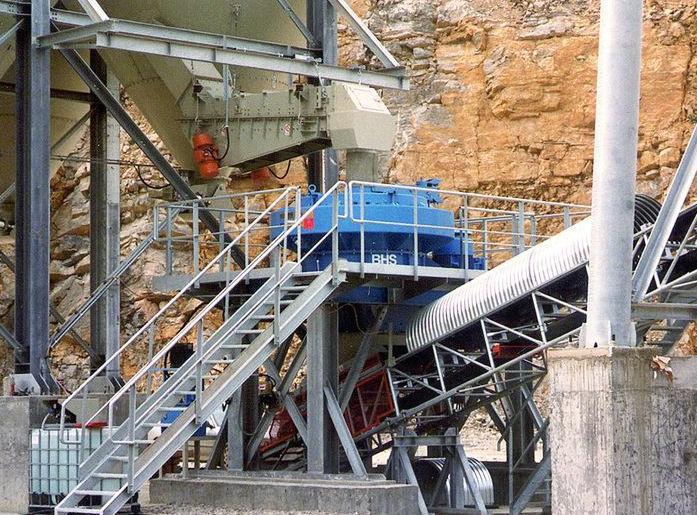 technologiczne kruszarki, w szczególności stabilne uziarnienie produktu kruszenia, przy zmiennych własnościach fizycznych nadawy. W ostatnich latach coraz częściej stosowane są kruszarki odśrodkowe.