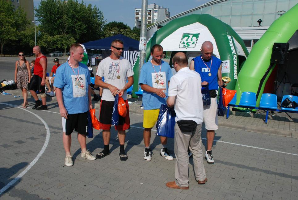 SZKOŁA EKONOMII I INNOWACJI w Lublinie dla zwycięzców III Otwartych Mistrzostwa Lublina w streetballu 2012 z Gortatem ufundowała nagrody rzeczowe w