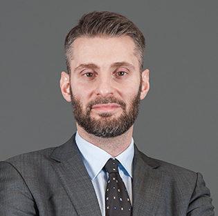 procesowego. Wcześniej, pracował jako prawnik wewnętrzny dla spółki farmaceutycznej Komtur Polska Sp. z o.o. Przez cztery lata kierował działem prawnym oraz zajmował się bieżącymi kwestiami wymagającymi pomocy prawnej.