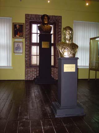Muzea i kolekcje 5. Ekspozycja historyczna sala z popiersiami Stanisława Staszica i Feliksa Verdie 5.
