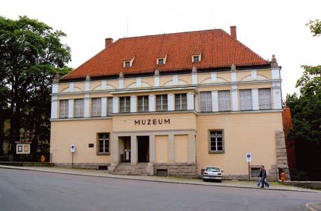 Nowe i zmodernizowane budynki muzealne ologia, etnografia, rzemiosło, religia, przyroda itp.), które prezentowały wszystko, co tylko było można. Ekspozycje były też swego rodzaju magazynami.