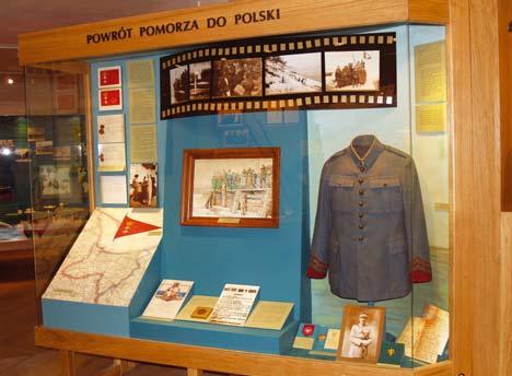 Wystawy 2. Gablota zatytułowana Powrót Pomorza do Polski, w której przedstawiono najistotniejsze fakty związane z przejmowaniem Pomorza z rąk Niemców w latach 1919-1920 2.