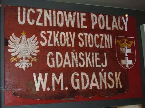 Wystawy 7. Tablica z napisem: Uczniowie Polacy Szkoły Stoczni Gdańskiej W. M. Gdańsk w gablocie poświęconej przemysłowi stoczniowemu w 20-leciu międzywojennym 7.