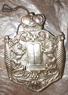 Wystawy 10. Tas-tarcza na Torę z Lwowskiego Muzeum Historii Religii 10. Tas-shield for the Torah, Lviv Historical Museum 11. Starodruk z Lwowskiej Galerii Sztuki 11. Old print, Lviv Art gallery w.