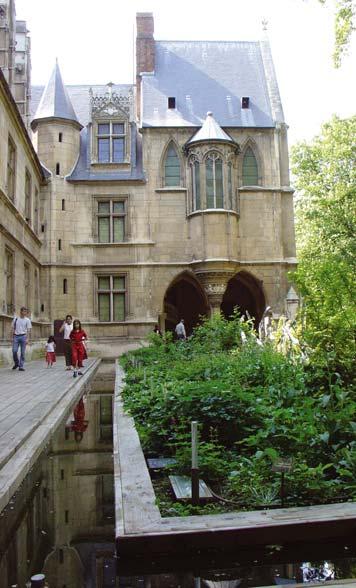 Z zagranicy 2. Północne skrzydło Hôtel de Cluny z kaplicą pałacową, widok na fragment ogrodu łąka z instalacją Brigitte Nahon, zatytułowana Fontaine aux roseaux d argent 2.
