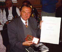 In memoriam KAZIMIERZ USZYŃSKI (1931-2006) 27 czerwca minął rok od śmierci Kazimierza Uszyńskiego, Honorowego Obywatela Miasta Ciechanowca, współzałożyciela i wieloletniego dyrektora Muzeum Rolnictwa