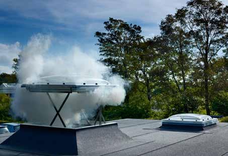 VELUX okna do dachów płaskich 0-15 8 199,- 0 x 0 cm OKNO ODDYMIAJĄCE (CSP) W razie pożaru okno automatycznie otwiera się na 50 cm i wypuszcza z budynku dym oraz inne szkodliwe gazy.