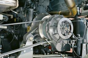 Zespoły robocze napędzane są tu przez hydraulicznie napinany pas Powerband bezpośrednio od głównego sprzęgła silnika absolutnie bezobsługowo Dołączony do głównego