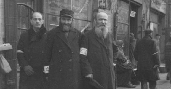 jej od społeczności polskiej. Obok przemocy sankcjonowanej prawnie, w Żydów uderzały też indywidualne akty przemocy ze strony Niemców: publiczne bicie, szykany, rabunek mienia.