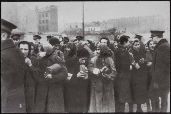 W znajdującej się w Archiwum Ringelbluma relacji Relacje o traktowaniu Żydów przez ludność polską w Warszawie (wrzesień 1939 październik 1940) 11 odnajdujemy fragment zatytułowany: Marzec 1940