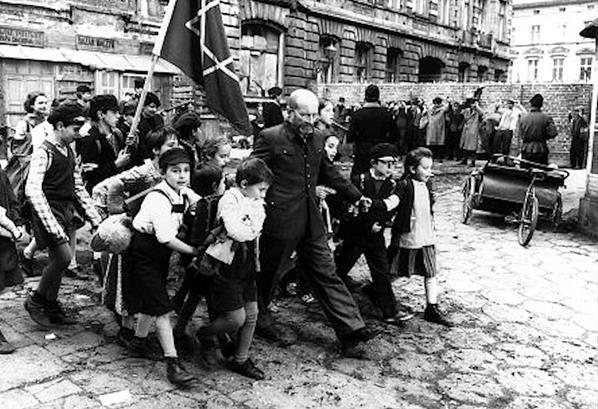 Janusz Korczak zginął z 200 dziećmi w komorze gazowej, które do końca trzymały go za ręce.