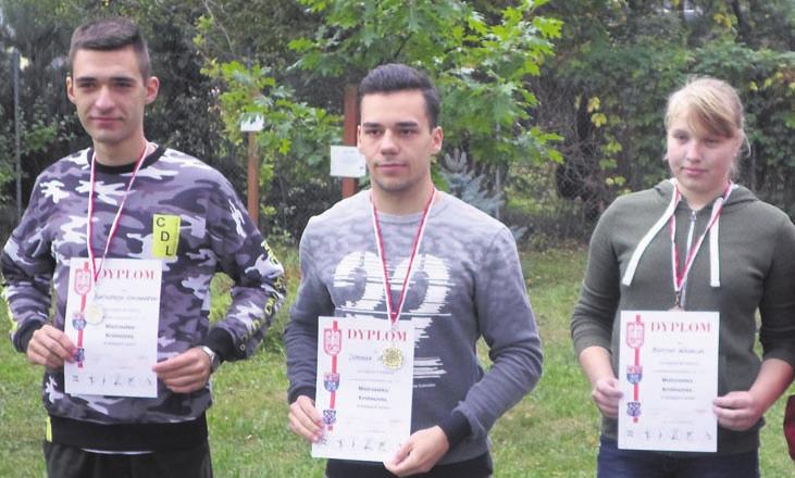 Zg³oszenia do sezonu rozgrywek 2018/2019 musz¹ zawieraæ: nazw¹ zespo³u, imiê i nazwisko kapitana z numerem telefonu i dzieñ tygodnia, w którym zespó³ rozgrywaæ bêdzie mecze we w³asnej hali.