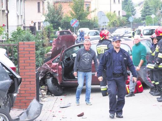 M³odzi ha³asuj¹ Jednak to nie koniec dra liwych kwestii, na które zwracali uwagê mieszkañcy i w³aœciciel kamienicy po³o onej pomiêdzy Rynkiem a Klasztorn¹, Stanis³aw Sumiñski.