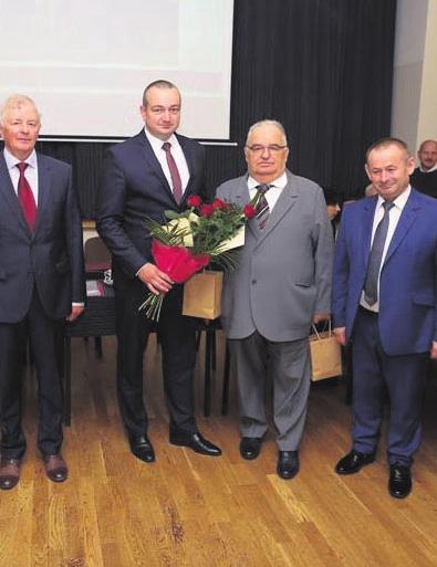 Gdy w Krotoszynie dy urny w³¹czy przycisk, to u nas na remizie uruchamia siê syrena, a z naszego radiotelefonu wysy³ane s¹ esemesy do stra aków t³umaczy dzia³anie systemu Darian Paszek, prezes