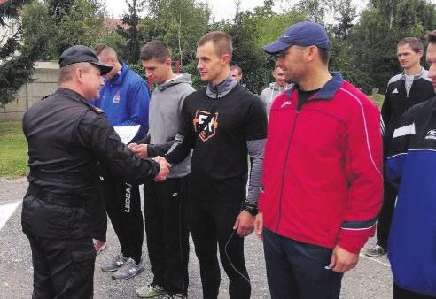 Mas³owskiego, gdzie znajduje siê stojak na rowery, na p³ytkach chodnikowych s¹ 3 ma³e podwy szenia, zapewne pozosta³oœci po coko³ach, na których montowano flagi.