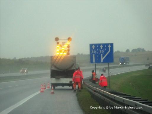 27.1.Pobocze autostrady składa się z umieszczonego przy jezdni pasa awaryjnego postoju, zwanego dalej "pasem awaryjnym", i gruntowego pobocza. 2.