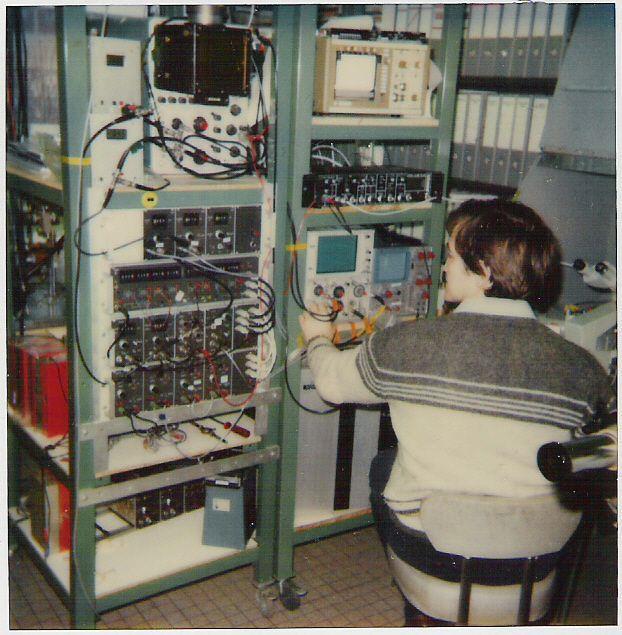 Małe stanowisko do elektrofizjologii komórkowej Rekwizyty: Wzmacniacz różnicowy Stymulator Rejestrator taśmowy Oscyloskop z pamięcią Aparat fotograficzny Klatka Faradaya w niej: Stół