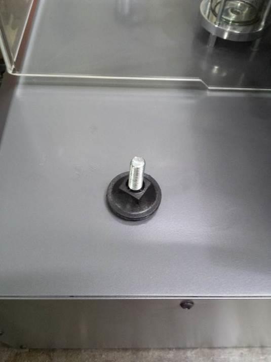 3.2 Połączenia elektryczne Rys. 3.2 Nóżki do poziomowania Zasilanie elektryczne MUSI być uziemione. Kabel podłączony do urządzenia YDT-35 MUSI zawierać przewód uziemiający.