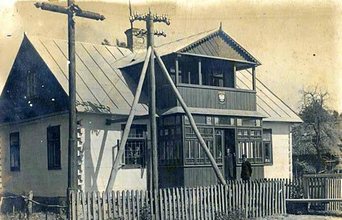 Rok 1930, Siedziba Urzędu Poczty i Telegrafu w Grabowcu (zdjęcie ze zbiorów Stanisława Sagana przekazane przez Damiana Szczukę; Budynek powstał, co najmniej w 1927 roku (na kominie widnieje rok: