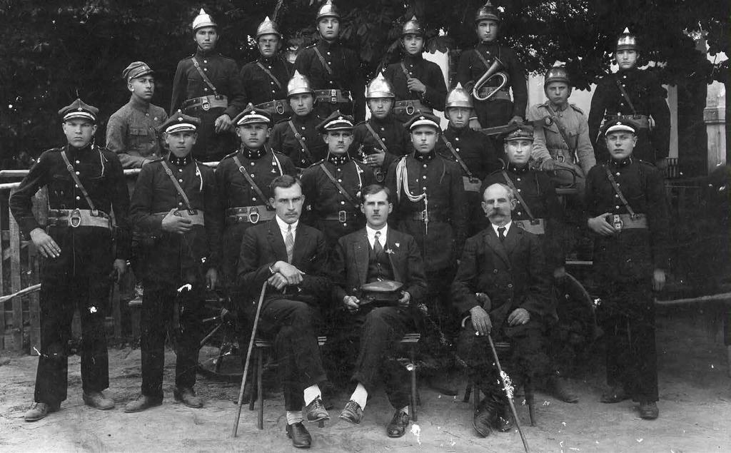 Rok 1931 (około). Ochotnicza Straż Pożarna w Grabowcu W pierwszym rzędzie w środku siedzi Alojzy Spaltenstein (kierownik szkoły w Grabowcu w latach 1924-1932).