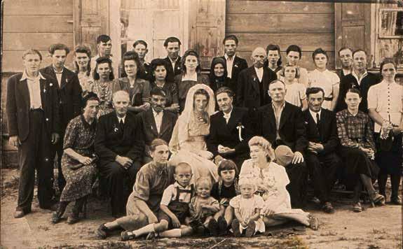 W pierwszym rzędzie od lewej: n, n, Roman Karczmarczuk, n, Marianna Ciszewska, Weronika Karczmarczuk, Bronisława Radzieńciak, Jadwiga Ciszewska, Franciszka Kocaj, Józef Ciszewski, n, n.