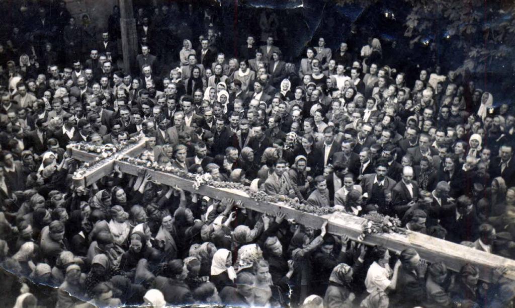 Grabowiec, rok 1952. Ustawianie krzyża przed kościołem na pamiątkę Misji św. w parafii Grabowiec. Fot. Leon Sokołowski.