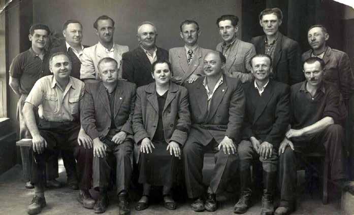 Rok 1955. Partyzanckie" spotkanie po latach. Siedzą od lewej: Paweł Runkiewicz, Marian Herbowski, Helena Czechowska, Kazimierz Wróblewski, Wacław Gozdek, Piotr Wszytko.