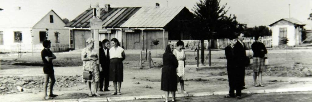LATA 60-te XX WIEKU Rok 1961. Przystanek autobusowy w Grabowcu. W tle budynek restauracji Kalinówka i sklep GS SCh.