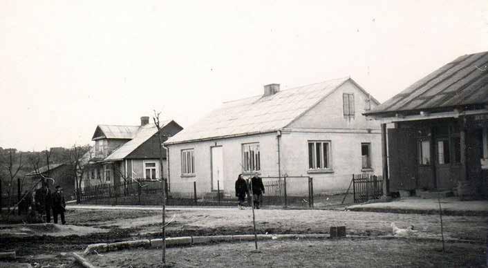 Na miejscu drewnianej budki obecnie stoi budynek urzędu gminy. Rok 1966. Fragment rynku i ulicy Wspólnej.