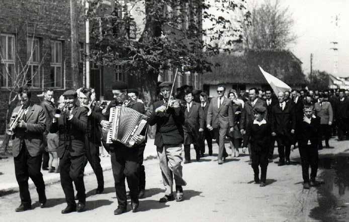 Stoją od lewej: Jan Dwojakowski - kierownik/dyrektor (1915-1985), Swatko, Ryszard Kwiatkowski, Teresa Zirebiec, Irena Bednaruk, Mieczysław Kołtun, Edward